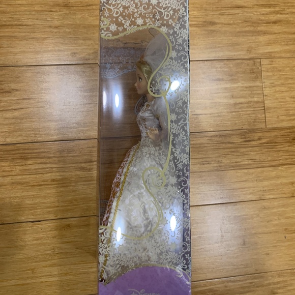 NEW Disney Store Rapunzel in wedding dress - earlier version doll - Picture 4 of 6